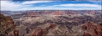 Mars possède le plus grand canyon du Système solaire.