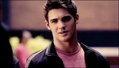 Comment s'appelle le frère d'Elena ?