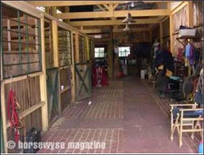 Qui travaille à mi-temps au centre ?