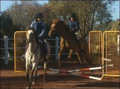Dans l'épisode 3, qui défie Véronica pendant le concours d'obstacles ?