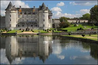 Quand la construction du ch&acirc;teau de la Roche-Courbon a-t-elle d&eacute;but&eacute; ?