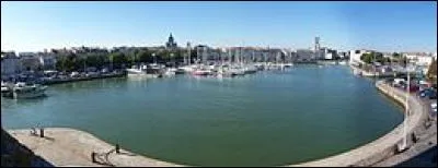 Quand les tours gardant l'entr&eacute;e du Vieux-Port de La Rochelle ont-elles &eacute;t&eacute; construites ?