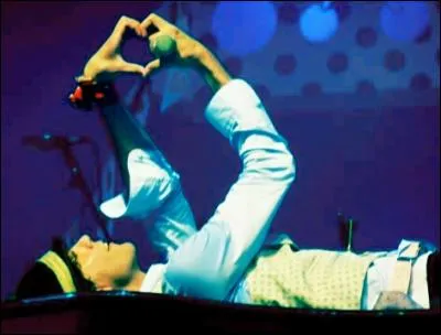 Quelle est la chanson où Mika fait son célèbre coeur ? ❤❤