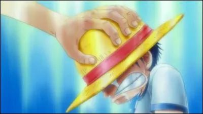 À l'origine, à qui appartenait le chapeau de paille porté par Luffy ?