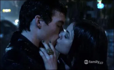 Qui aide Aria à voir Ezra sans que ses parents ne le sachent ?