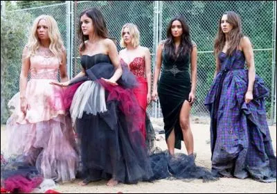 Qui retrouve les filles quand elles sortent de la maison de poupées ?