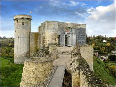 Cette forteresse, créée au Xe siècle, est emblématique de l'histoire normande : Guillaume le Conquérant y est né. De quel château s'agit-il ?