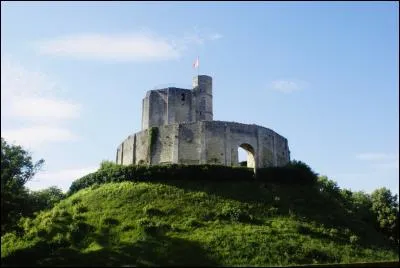 A la frontière de la Normandie, le château domine la ville et la rivière. De quel château s'agit-il ?