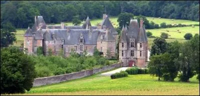 Aux confins de la Normandie et du Maine, ce château a été reconstruit en briques après la guerre de Cent Ans. De quel château s'agit-il ?
