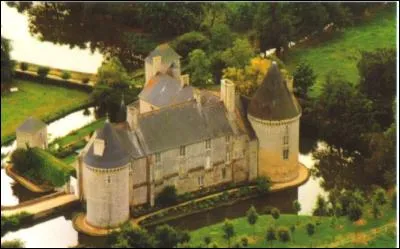 En plein coeur du Bessin, ce château est une ancienne forteresse du XIVe siècle, transformée à partir du XVIe. De quel château s'agit-il ?