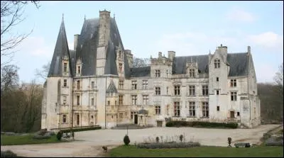 Dans la campagne du Bessin, ce château, meublé et habité, est un chef-d'oeuvre du début XVIe, associant fin du gothique et début de la renaissance. De quel château s'agit-il ?