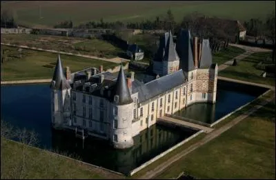 Situé dans la vallée de l'Orne, ce château a été construit sur pilotis aux XVe et XVIe siècles, sur une île au milieu d'un petit étang. De quel château s'agit-il ?