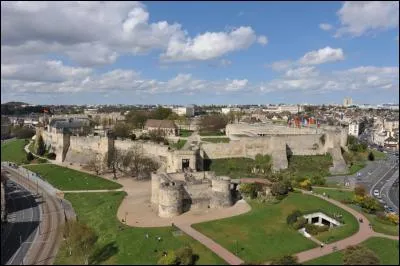 Ce château-fort des Ducs de Normandie se trouve en pleine ville. Où sommes-nous ?