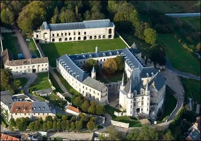 Dans la vallée de la Seine, une belle transition entre gothique et renaissance. De quel château s'agit-il ?