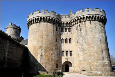 Ce château ducal, situé en pleine ville, a connu plusieurs destructions. Il en reste les deux tours massives du pavillon d'entrée. De quel château s'agit-il ?