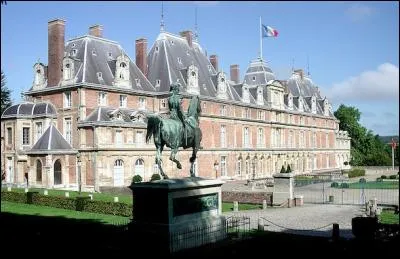 Ce grand château, construit à la fin du XVIe siècle et plusieurs fois transformé, a été la résidence du roi Louis-Philippe. De quel château s'agit-il ?