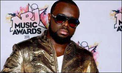 En 2015, Maître Gims chante "Je te pardonne", en duo, avec Sia.