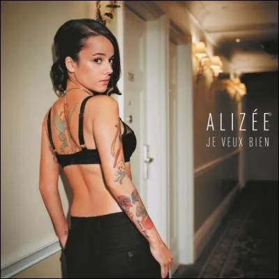 En 2002, Alizée a fait un grand succès avec sa chanson nommée "Au soleil".