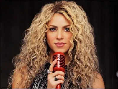 Shakira est en couple avec un footballeur jouant FC Barcelone.