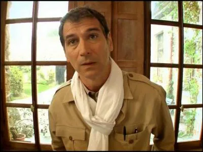 Comment s'appelle cet écrivain qui vient chercher du calme au gîte de Samantha pour écrire un livre d'histoire ?