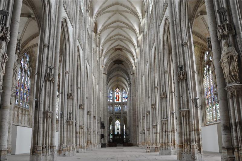 Les voûtes de la nef gothique de cette ancienne abbatiale Saint Ouen sont plus hautes que celles de la cathédrale voisine. Où se trouve cette église ?