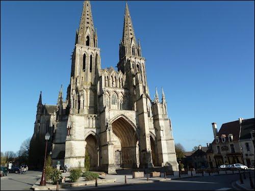 Cette petite ville épiscopale de la vallée de l'Orne possède la seule cathédrale de son département, caractéristique du gothique normand. Où se trouve cette église ?