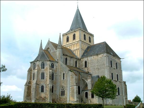 Bien qu'amputée d'une partie de la nef et de bâtiments, cette ancienne abbaye bénédictine, fondée au XIe siècle non loin de Bayeux, est un bel exemple de l'art roman normand. Où se trouve cette église ?