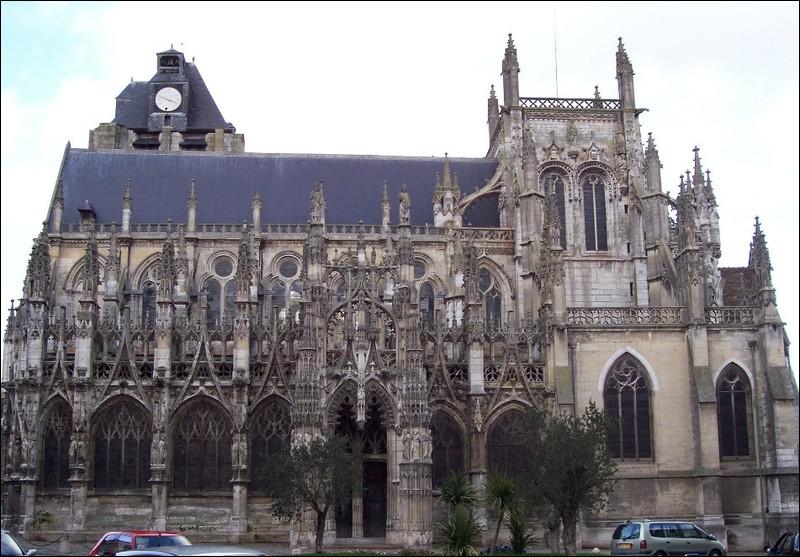 Cette ancienne ville drapante traversée par les bras de l'Eure possède une église Notre-Dame de style gothique flamboyant. Dans quelle ville sommes-nous ?