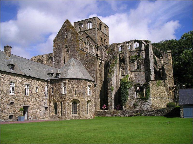 Dans la campagne du Cotentin, cette abbaye, fondée au XIIe siècle, a disparu. Il en reste de magnifiques ruines. Où sommes-nous ?