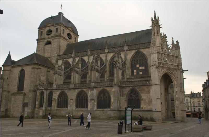 Principale église de la ville, cette église Notre-Dame, édifiée aux XIVe et XVe, est un beau monument du gothique flamboyant. Dans quelle ville sommes-nous ?