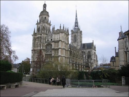 Cette cathédrale, édifiée entre le XIIIe et le XVe est du style gothique tardif. Elle a souffert lors du bombardement de la ville en 1940. Où se trouve-t-elle ?