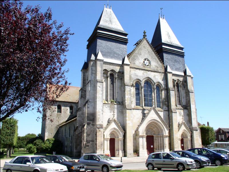 Cette collégiale Saint-Hildevert a été édifiée au XIIe. Elle se trouve dans une petite ville du sud du Pays de Bray. Quelle est cette ville ?