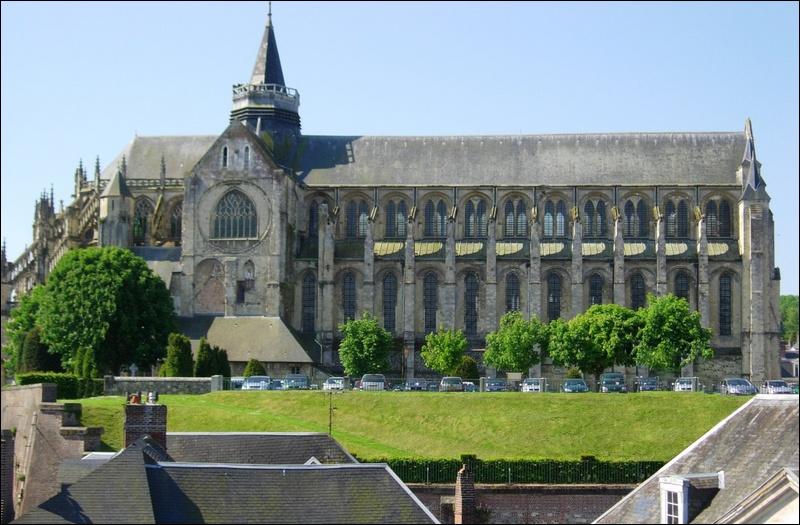 Cette ville du nord de la Normandie, si proche de la Picardie, possède une collégiale gothique de grandes proportions. Quelle est cette ville ?