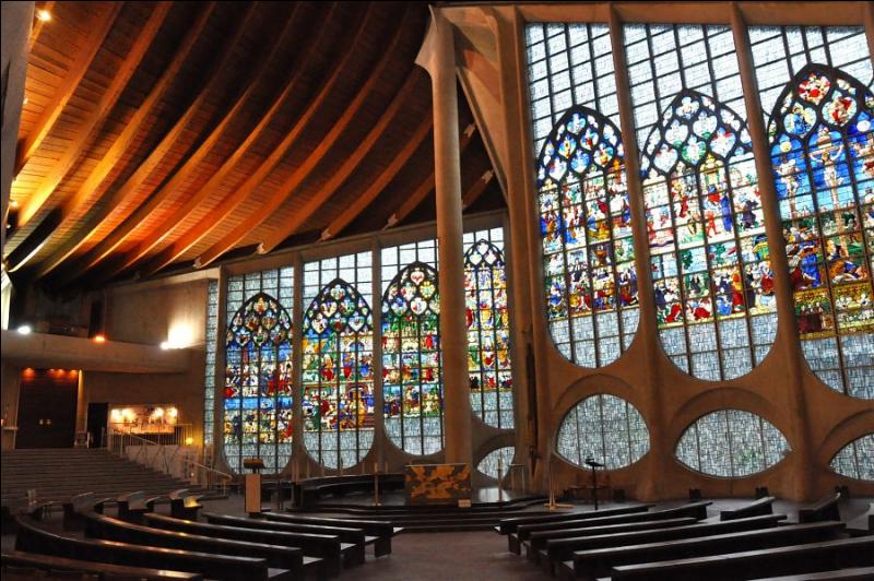 Cette église, dédiée à Jeanne d'Arc, a été achevée en 1979. Les verrières, réalisées au XVIe siècle et provenant d'une église disparue, ont été enchâssées dans les murs. Dans quelle ville sommes-nous ?