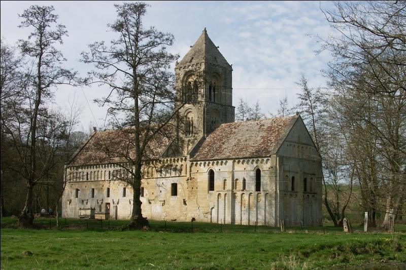 Dans les environs immédiats de Caen, cette petite église romane désaffectée est un bel exemple d'art roman. Où se trouve-t-elle ?