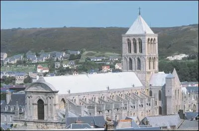 Dans cette ville maritime, l'ancienne abbatiale de la Trinité possède une tour-lanterne très caractéristique du style normand. Dans quelle ville sommes-nous ?