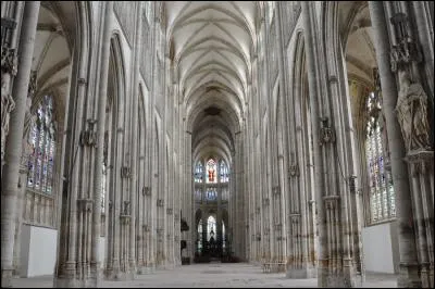 Les voûtes de la nef gothique de cette ancienne abbatiale Saint Ouen sont plus hautes que celles de la cathédrale voisine. Où se trouve cette église ?