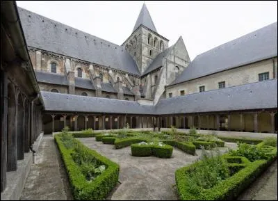 De la puissante abbaye de femmes, autour de laquelle est née la ville, il reste un bel édifice roman avec sa tour-lanterne et son cloître. Où se trouve cette église ?