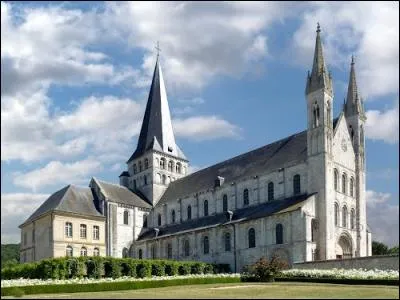 Etape majeure de la fameuse "route des abbayes", cette ancienne abbatiale aux lignes harmonieuses regarde la Seine. Où se trouve cette église ?