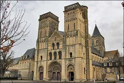 C'est l'autre grande abbatiale romane de cette ville; celle-ci est dit "aux Dames". De quelle ville s'agit-il ?