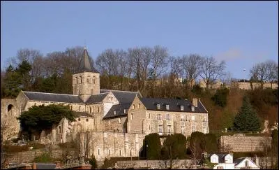 Cette église romane du XIe, ancienne abbaye domine l'estuaire de la Seine et ses industries. Dans quelle grande ville somme-nous ?