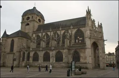 Principale église de la ville, cette église Notre-Dame, édifiée aux XIVe et XVe, est un beau monument du gothique flamboyant. Dans quelle ville sommes-nous ?