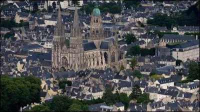 Il reste quelques parties romanes - les tours - de la cathédrale du XIe, mais l'édifice est un bel exemple du gothique normand. Elle se trouve dans une des rares villes normandes épargnées par les bombes en 1944. Quelle est cette ville ?
