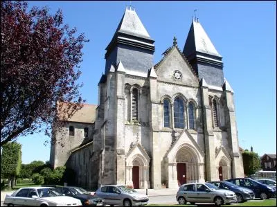 Cette collégiale Saint-Hildevert a été édifiée au XIIe. Elle se trouve dans une petite ville du sud du Pays de Bray. Quelle est cette ville ?