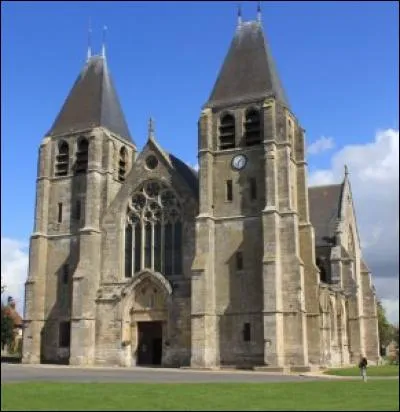 Dans un village du Vexin, on trouve cette collégiale bâtie au XIVe siècle par le surintendant des finances de Philippe le Bel. Où se trouve-t-elle ?