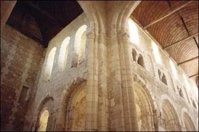 Cette ville de l'Eure possède une ancienne abbatiale d'une grande sobriété édifiée peu après l'an Mille. Dans quelle ville sommes-nous ?