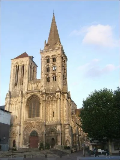 Là aussi, la cathédrale du XIIe siècle a survécu aux terribles bombardements. Quelle est cette ville où la présence religieuse est très forte ?