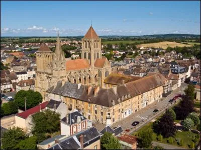 Une grande abbatiale, fondée il y a mille ans, dans cette petite ville en bordure du Pays d'Auge. Où sommes-nous ?