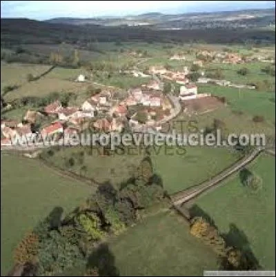 Nous survolons la commune bourguignonne de Collonge-en-Charollais. Nous sommes dans le ciel du d&eacute;partement ...