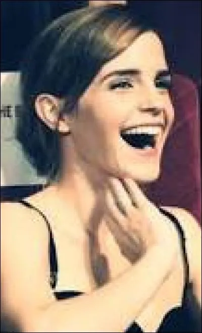 Quelle petite coquine cette Emma ! Un jour, en voulant s'amuser, elle fit une blague à ses collègues. Figurez-vous qu'elle a imprimé deux étiquettes "Botte-moi le c**" et qu'elle les a collées sur les fesses de...